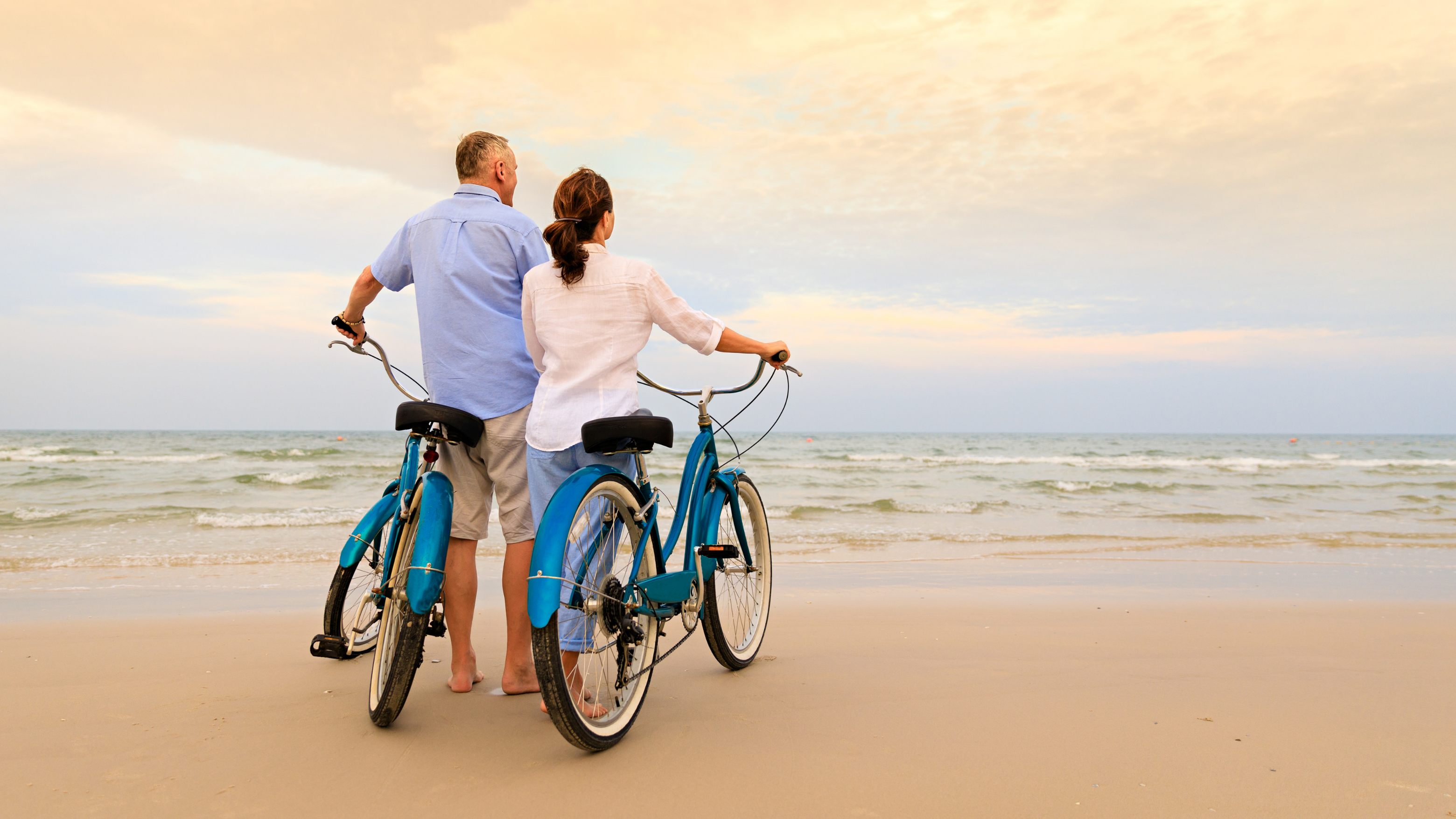 Blog5 Image: Couple watching the ocean from the shore